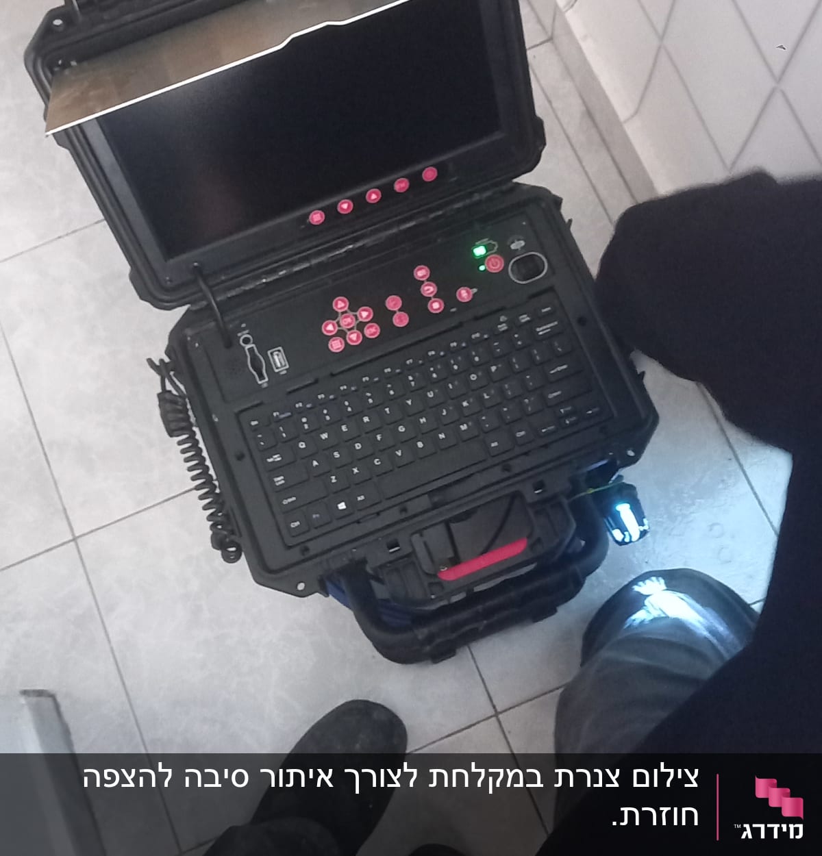 מחשב נייד בתוך מזוודה עם מקלדת ותצוגה